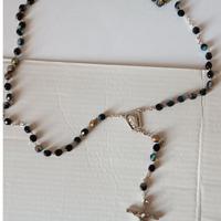 Rosario con grani sfaccettati simili a pietre dure