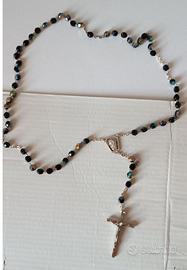 Rosario con grani sfaccettati simili a pietre dure