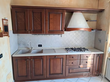 Cucina + tavolo con sedie
