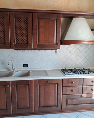 Cucina + tavolo con sedie