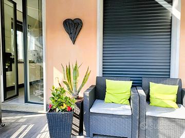 Elegante villetta in stile bianco-nero in centro