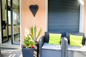 Elegante villetta in stile bianco-nero in centro