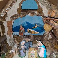 Presepe completo di statuine con la luce, fontana.