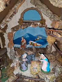 Presepe completo di statuine con la luce, fontana.