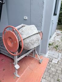 Betoniera piccola 2 cariole 40€