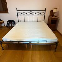 Letto in ferro battuto con doghe