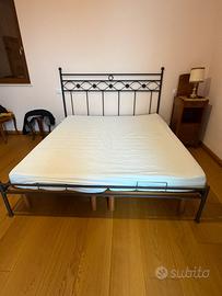 Letto in ferro battuto con doghe