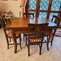 tavolo di antiquariato con 4 sedie