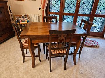 tavolo di antiquariato con 4 sedie