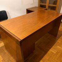 Scrivania con cassettiera