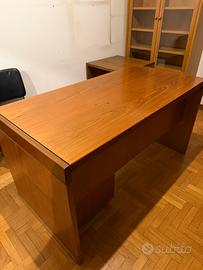 Scrivania con cassettiera