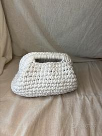Borsa clutch bianca fatta all’uncinetto