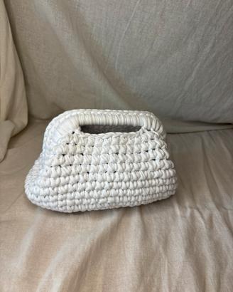 Borsa clutch bianca fatta all’uncinetto