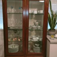 Vetrina con 3 ripiani in  vetro e cassetto