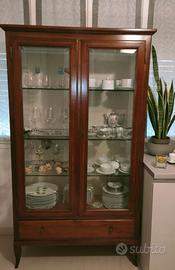 Vetrina con 3 ripiani in  vetro e cassetto