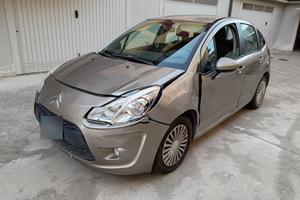Citroen C3 tamponata da ripristinare
