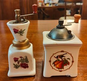 Coppia di macina caffè in ceramica decorata