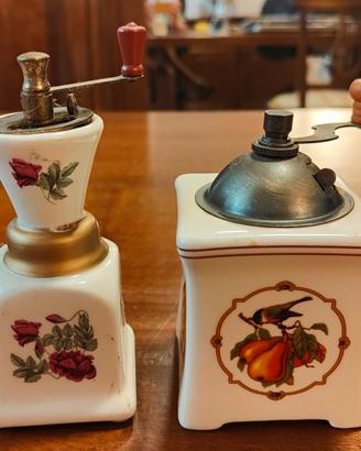 Coppia di macina caffè in ceramica decorata