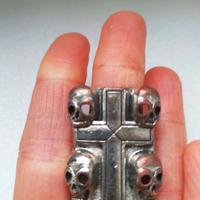 Anello con croce e teschi