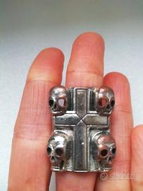Anello con croce e teschi
