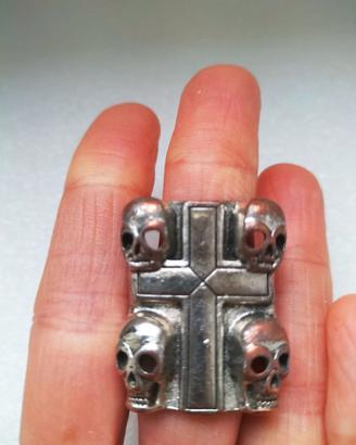 Anello con croce e teschi