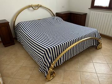 Vetrinetta, comodini e letto in ottone