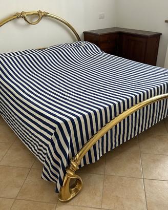 Vetrinetta, comodini e letto in ottone