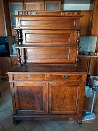 credenza con piattaia