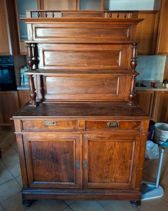 credenza con piattaia