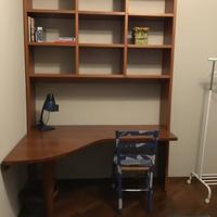 Scrivania libreria e due colonne libreria