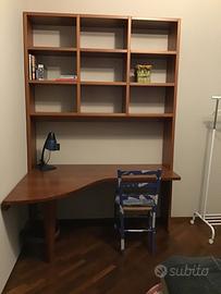 Scrivania libreria e due colonne libreria