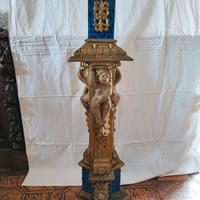 Piedistallo in legno decorato 