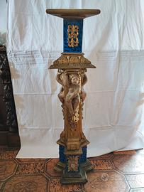 Piedistallo in legno decorato 