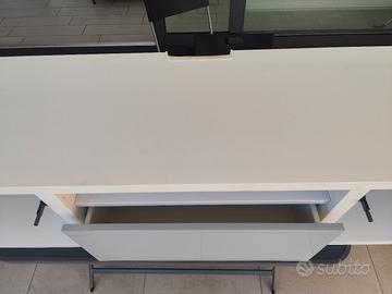 Mobile Ikea sospeso