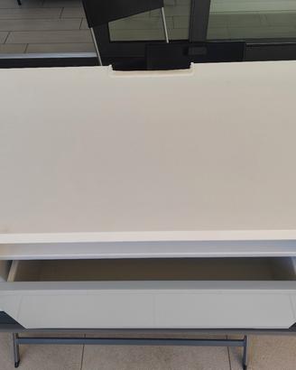 Mobile Ikea sospeso