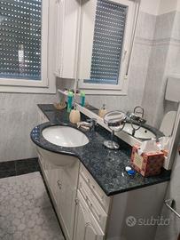 Mobile arredo bagno bianco e granito