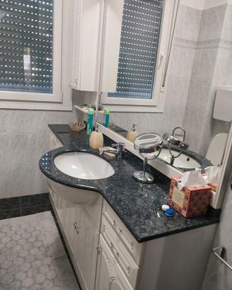 Mobile arredo bagno bianco e granito