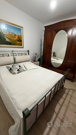 Armadio d’epoca con letto matrimoniale ferro