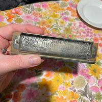 un'armonica cromatica Hohner Super Chromonica