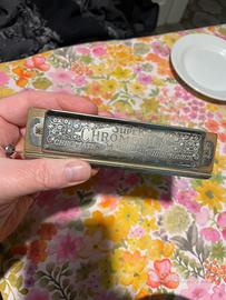 un'armonica cromatica Hohner Super Chromonica