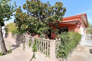 Villa indipendente sui tre con ampio cortile Giba