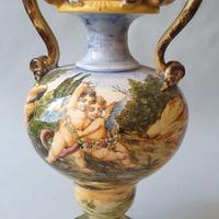 VASO IN MAIOLICA POLICROMA, ”ISTORIATO”, XX° SEC.