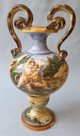 VASO IN MAIOLICA POLICROMA, ”ISTORIATO”, XX° SEC.