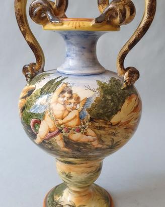 VASO IN MAIOLICA POLICROMA, ”ISTORIATO”, XX° SEC.
