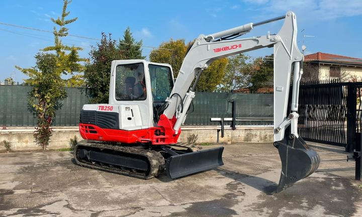 E116 Escavatore 50 q Takeuchi TB250