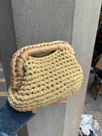 Borsa clutch color oro fatta all’uncinetto