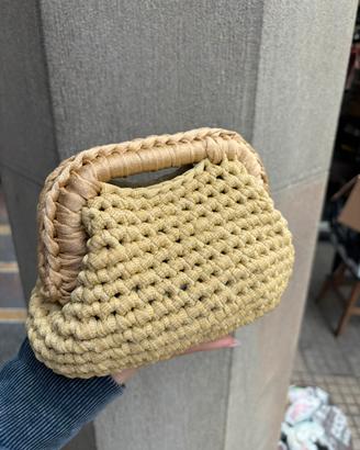 Borsa clutch color oro fatta all’uncinetto