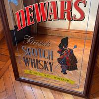 QUADRETTO SPECCHIO CON CORNICE IN LEGNO. DEWAR'S S