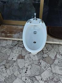 BIDET IN CERAMICA BIANCA CON EROGATORE CENTRALE