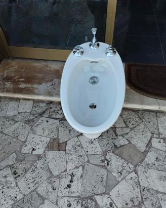 BIDET IN CERAMICA BIANCA CON EROGATORE CENTRALE